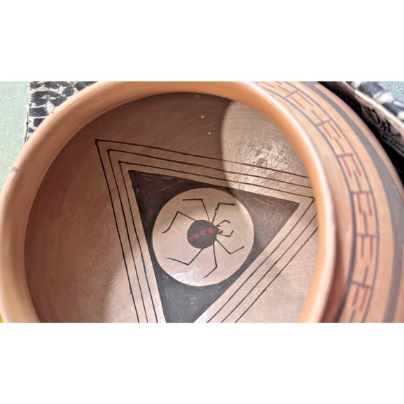 Emeterio Ortiz R, Signed Pottery Mata Ortiz, Black Scarab Beetle Design interior - Picture 13 of 15